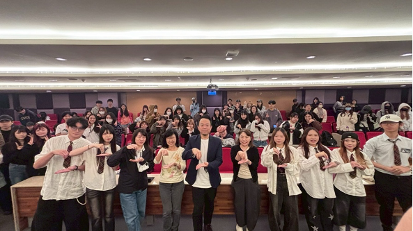 1142廣告系專題講座 第四組-「小魔法大策略-玩味無窮 解密小磨坊的創意新行銷」活動回顧圖片